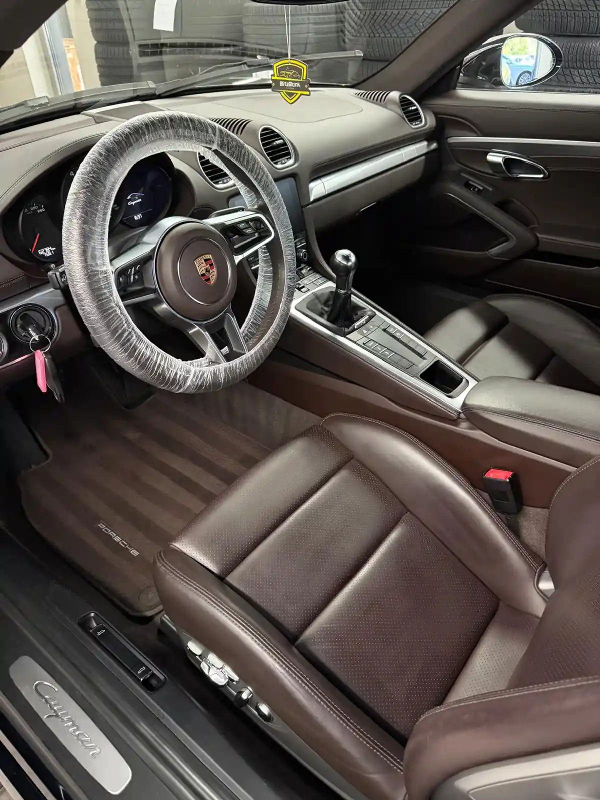 Porsche Cayman Innenraum mit Lenkradschutz nach der Innenreinigung