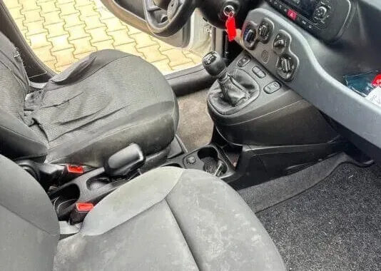 Fiat Panda Beifahrersitz vor der Innenreinigung, sichtbar verschmutzt
