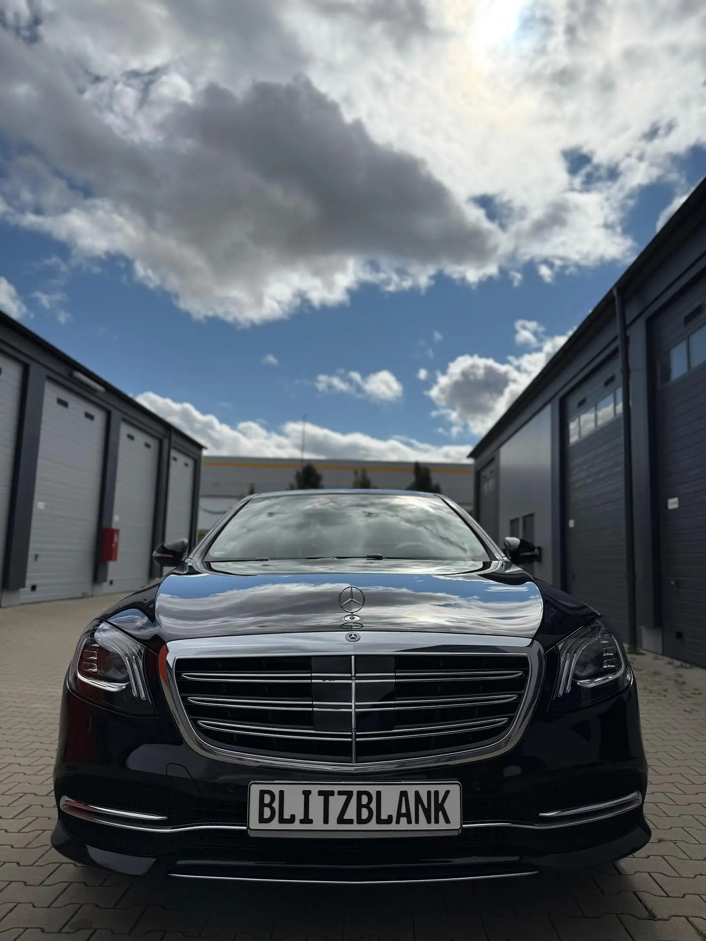 Mercedes S-Klasse nach professioneller Fahrzeugaufbereitung durch BlitzBlank Autopflege