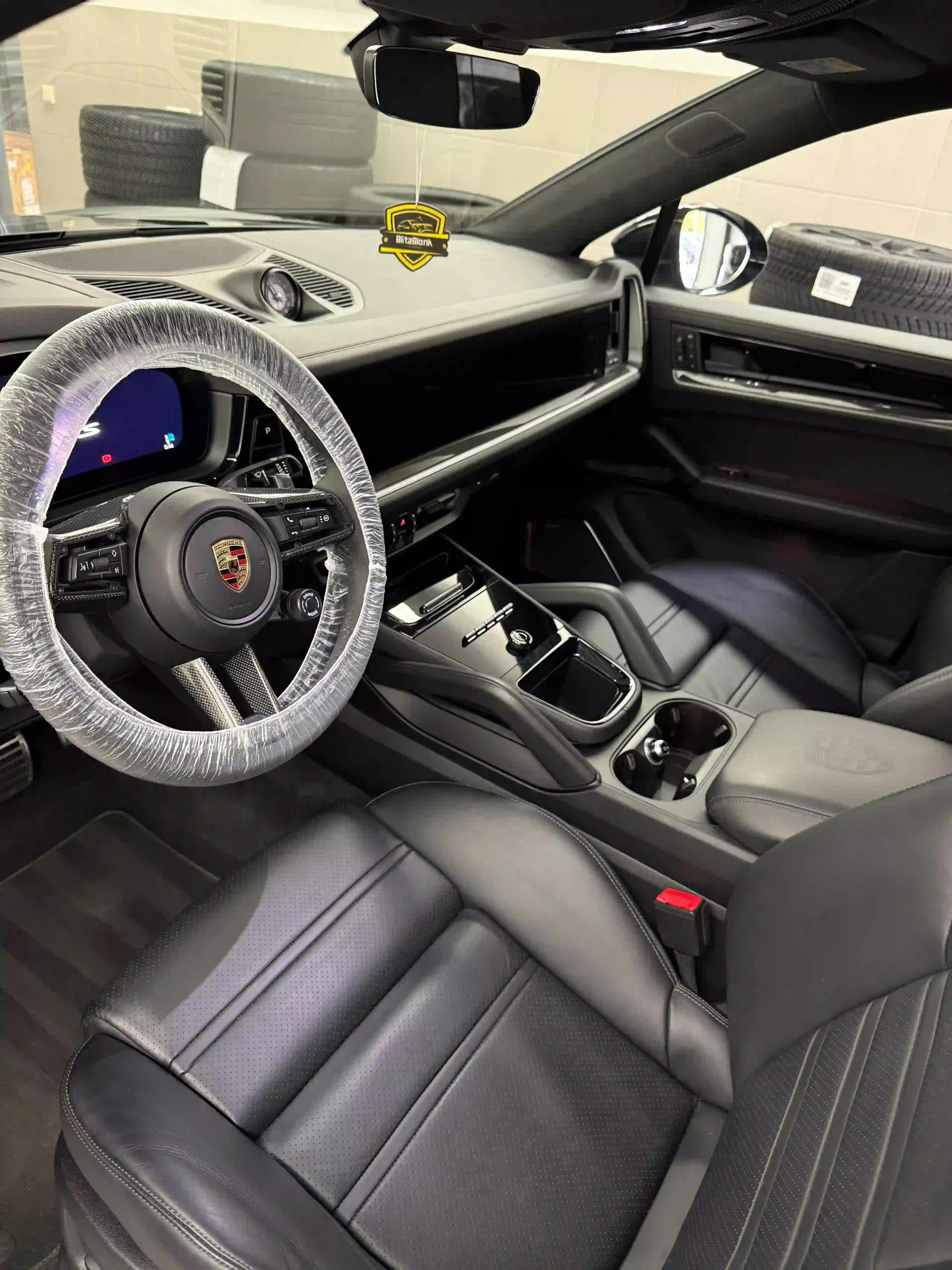 Porsche 911 Innenraum mit Lenkradschutz und BlitzBlank-Lufterfrischer nach der Fahrzeugaufbereitung