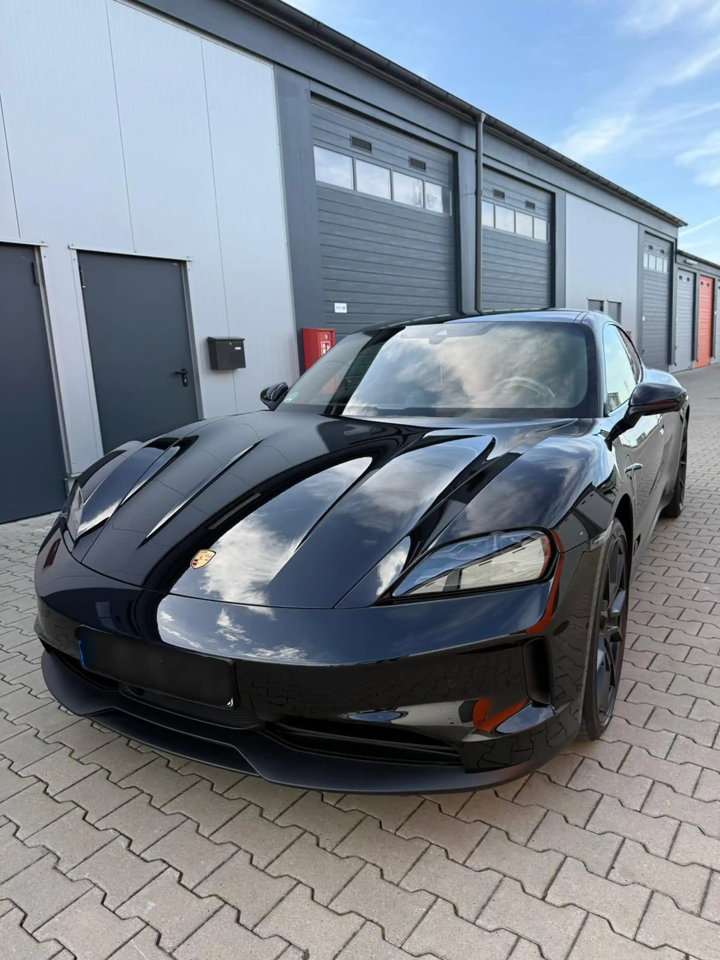 Porsche Taycan nach der Fahrzeugaufbereitung, Frontansicht