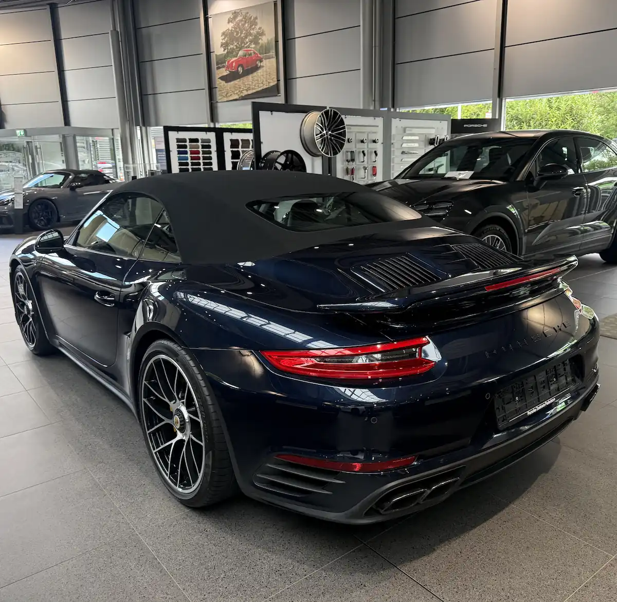 Porsche 911 Cabrio mit geschlossenem Verdeck, Heckansicht nach der Aufbereitung