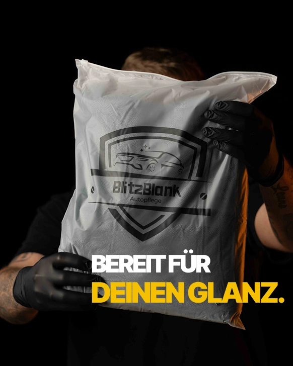 Denis von BlitzBlank Autopflege präsentiert die Versandverpackung des TrockenPaul Trockentuchs