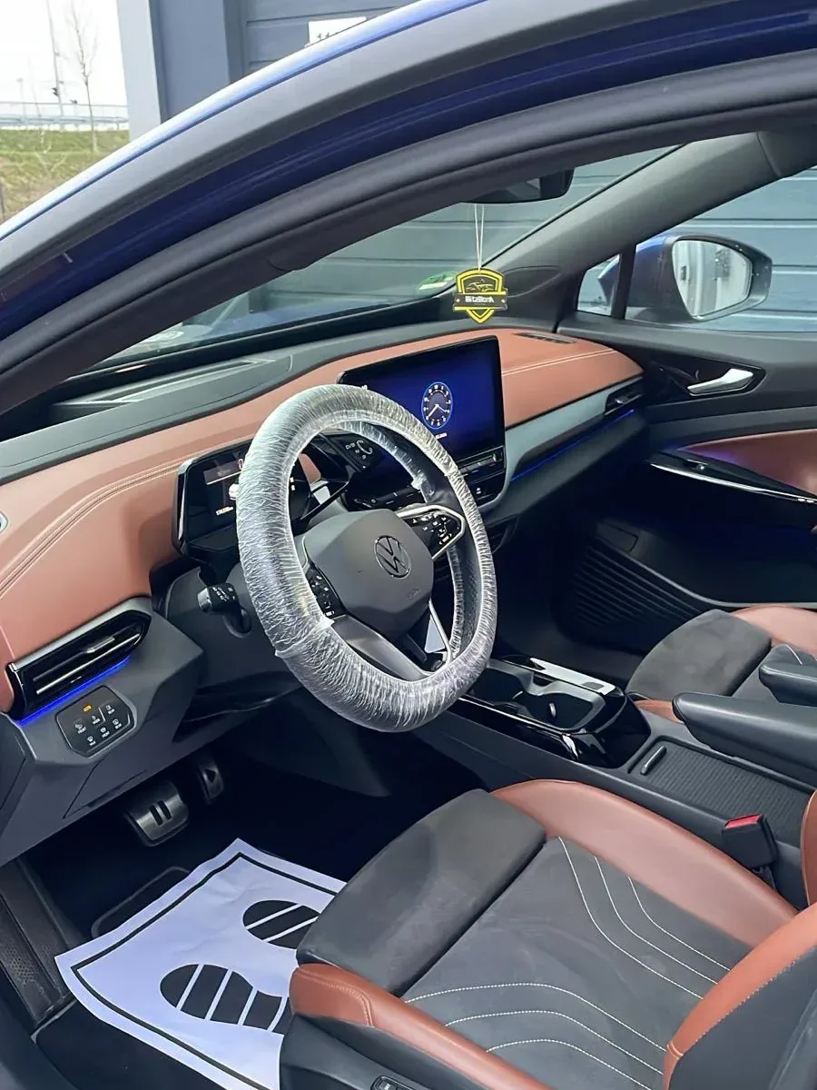 VW ID.4 Innenraum direkt nach der Fahrzeugaufbereitung mit Lenkrad- und Bodenschutz von BlitzBlank Autopflege